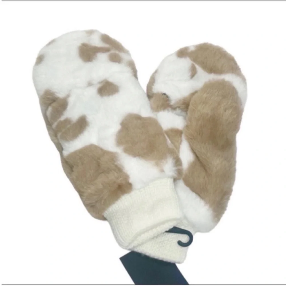 DO EVERYTHING IN LOVE Cow faux fur mittens NEW